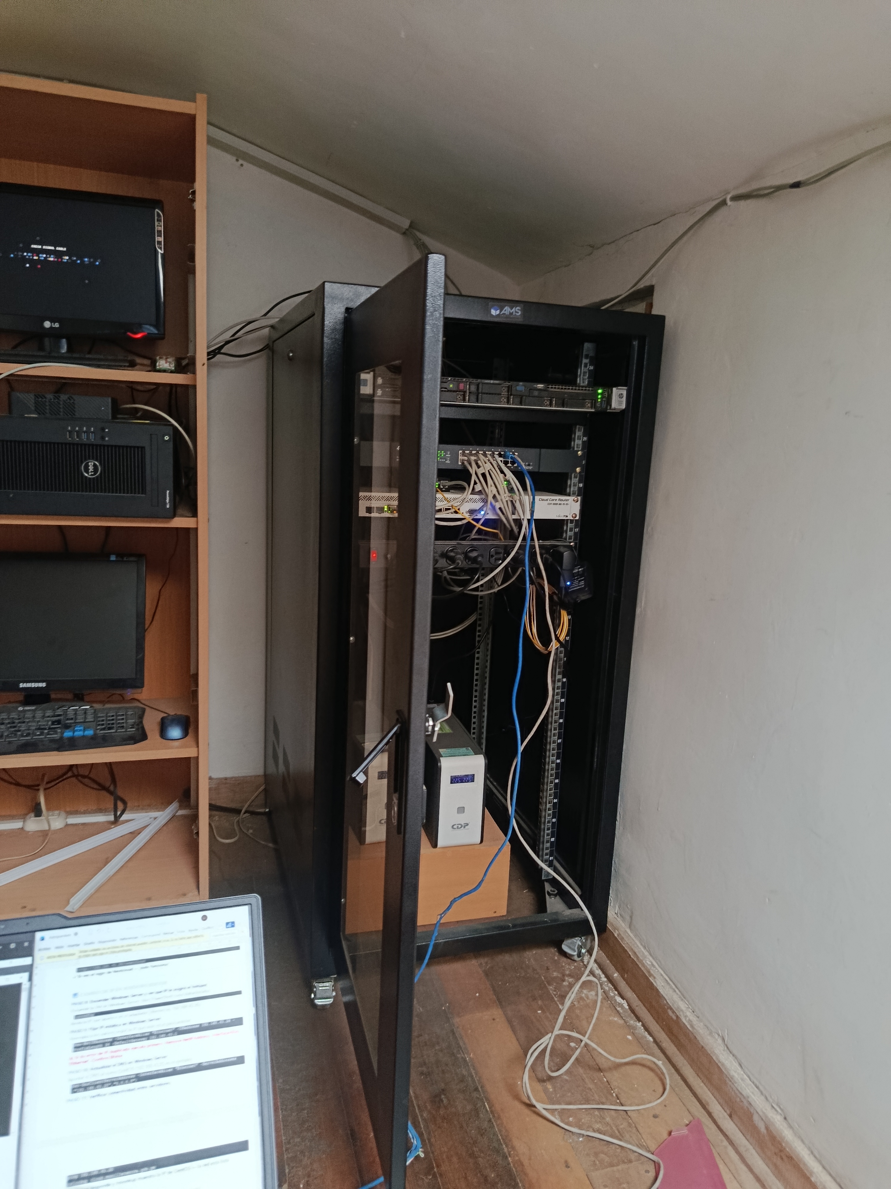 Rack con servidor, router y respaldo eléctrico